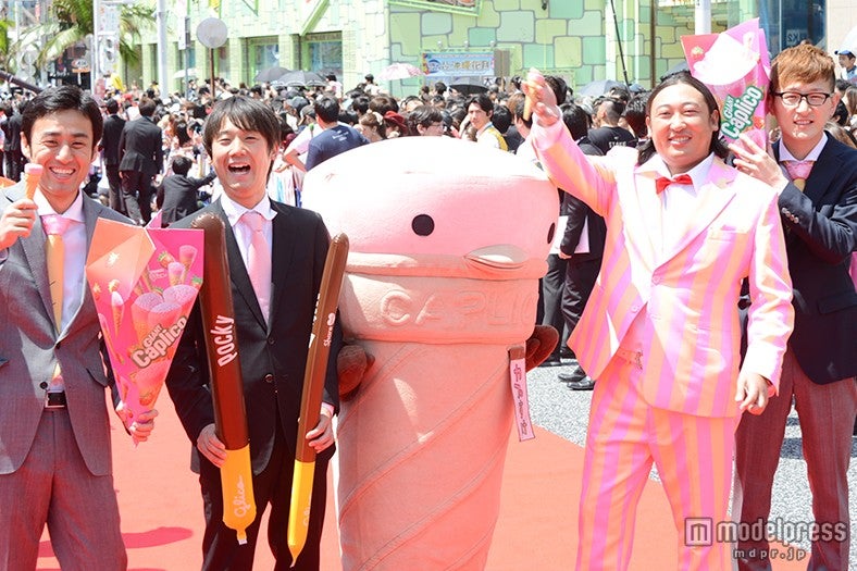 左より：山本博、玉井博久さん、カプすけ、秋山竜次、馬場博之