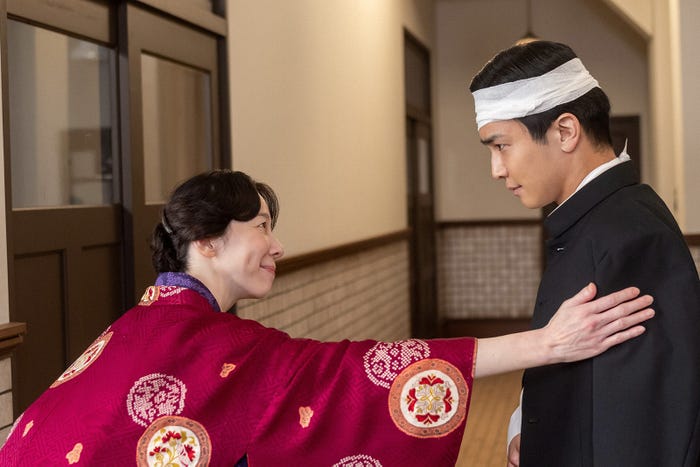 平岩紙、岩田剛典「虎に翼」第19話より(C)NHK