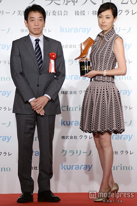 （右）吹石一恵