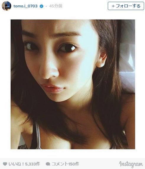 板野友美、美バスト強調 ベッド上のSEXYな姿にファン興奮