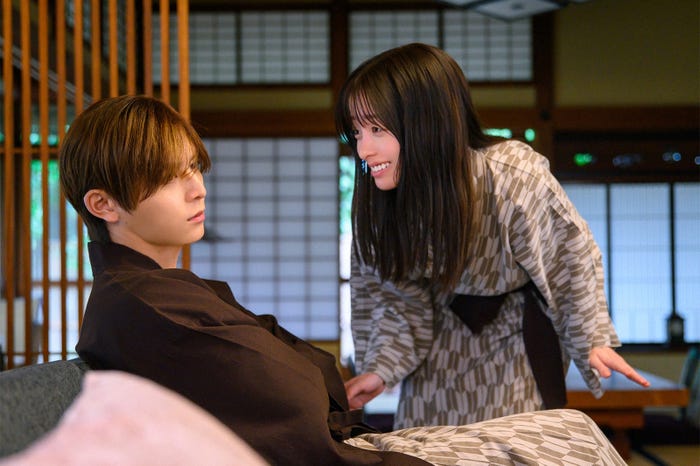 (左から)山田涼介、橋本環奈/「王様に捧ぐ薬指」第3話より(C)TBS