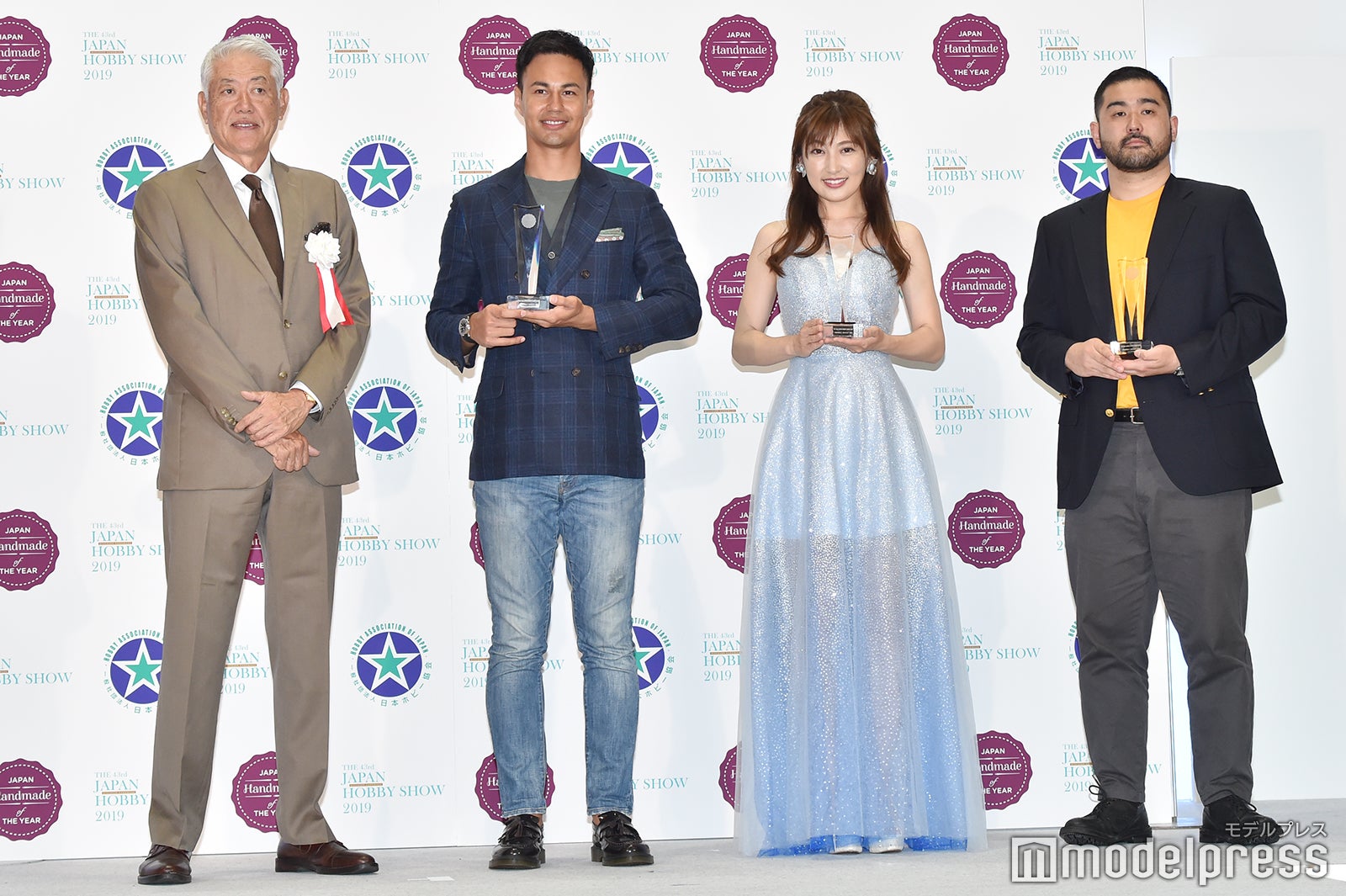 （左2番目から）ユージ、熊田曜子、小泉智貴氏（C）モデルプレス