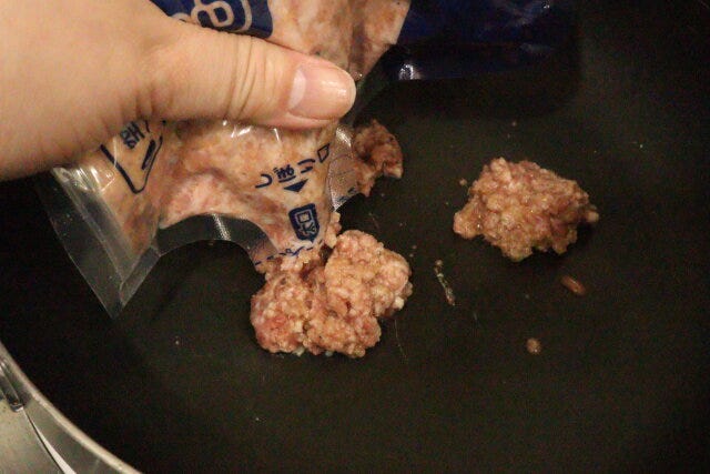 セリアのもみもみ調理バッグ セリアのもみもみ調理バッグから生地を絞り出す様子