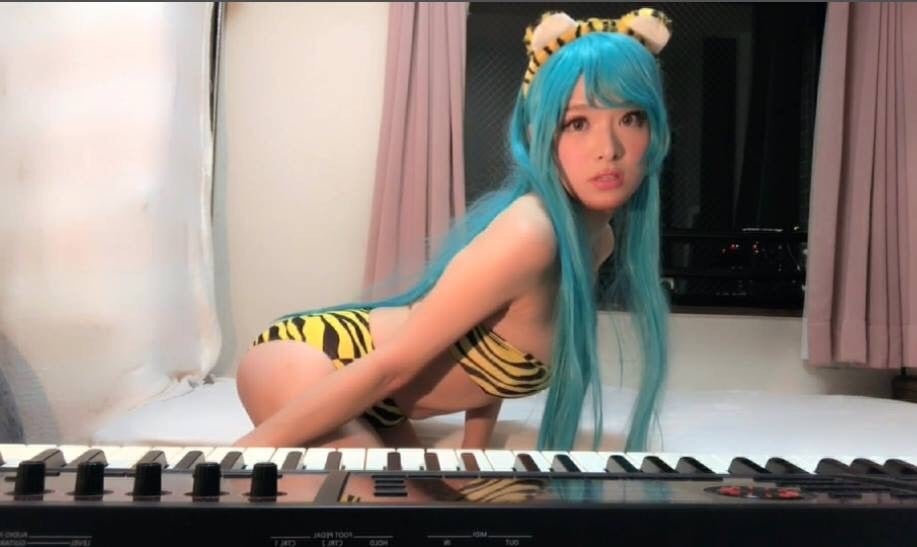 高木里代子（写真提供：avex）