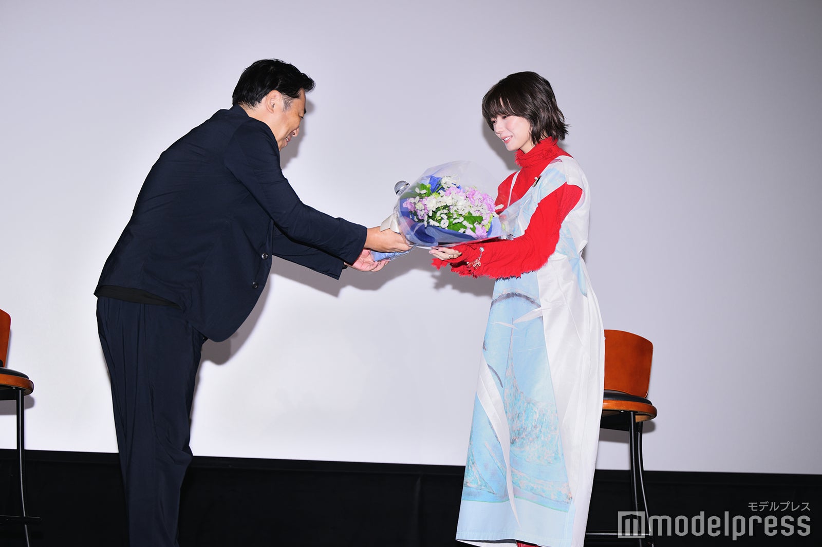 小林啓一監督、藤吉夏鈴（C）モデルプレス