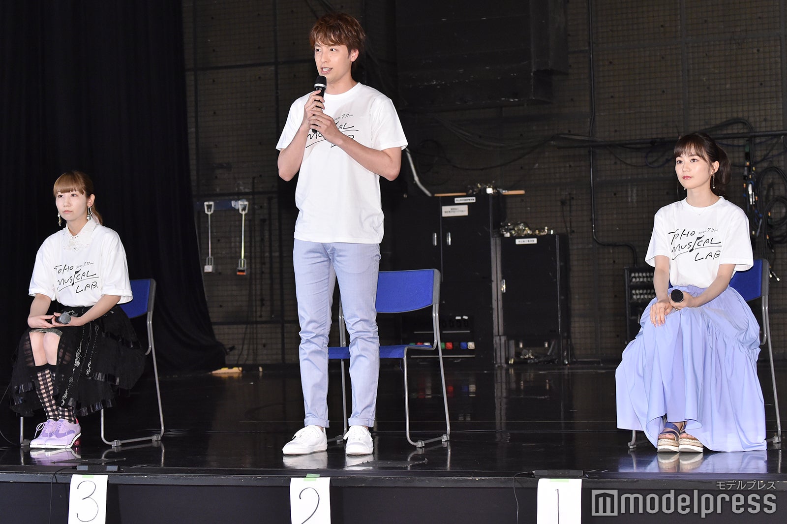 根本宗子氏、海宝直人、生田絵梨花（C）モデルプレス