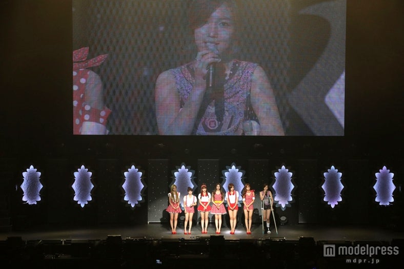 松葉杖でステージに登場したファヨン