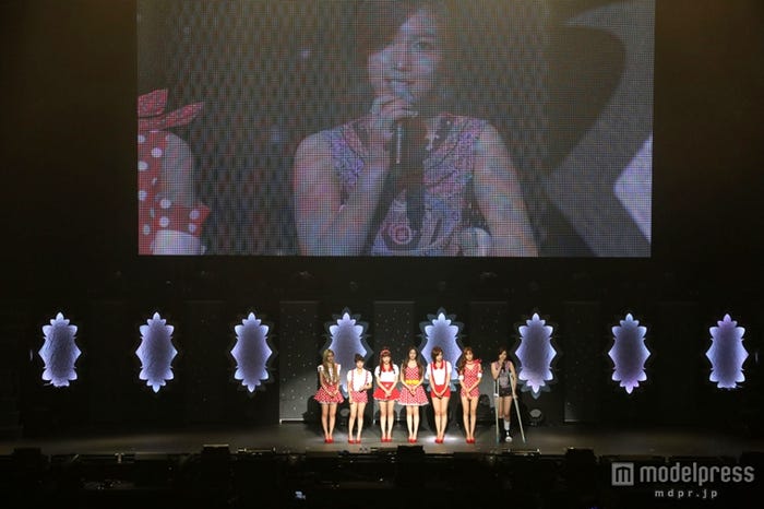 松葉杖でステージに登場したファヨン