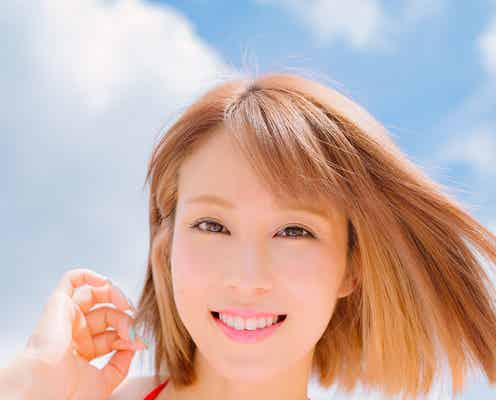 犬童美乃梨、ビキニで“グラビア界No.1美BODY”解放 「GIRLS graph.」誌面カット公開