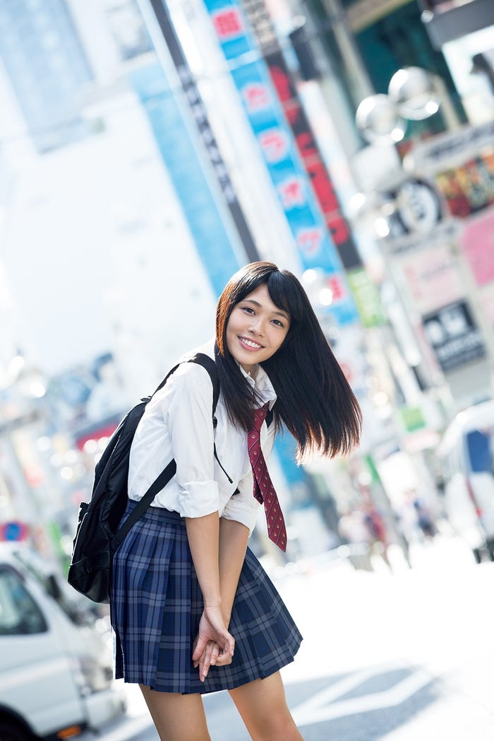 内山愛(撮影:佐藤佑一/「週刊ヤングマガジン」第42号より)