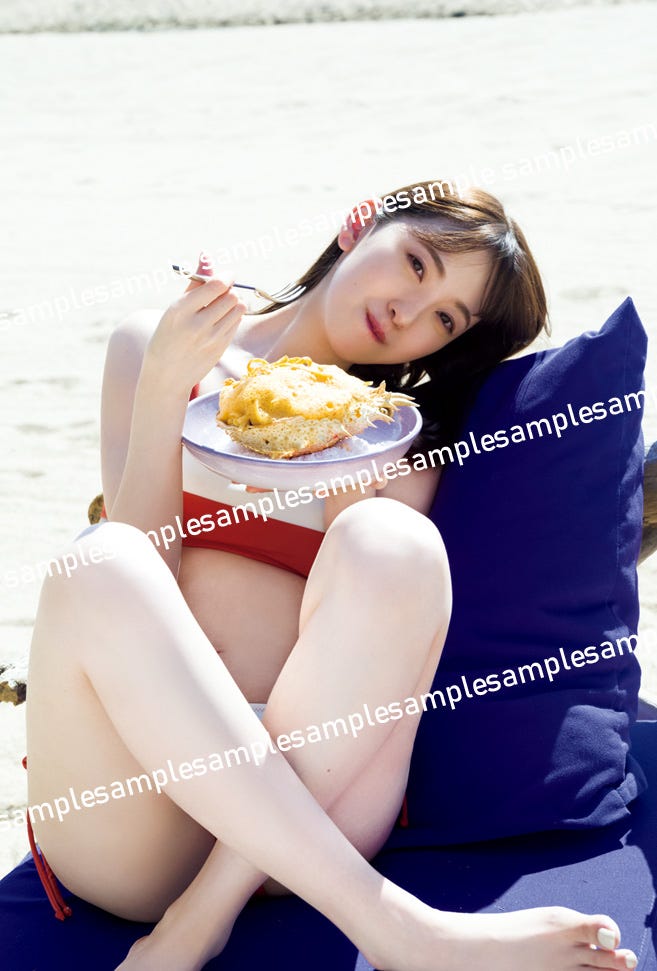 堀未央奈「いつかの待ち合わせ場所」(5月27日発売)封入特典ポストカード/撮影:Takeo Dec./コメント:美味しい美味しいパスタを食べているときの一枚。このパスタ美味しすぎてこの日以来おうちでもよく作って食べてます。満足げな顔がポイント。