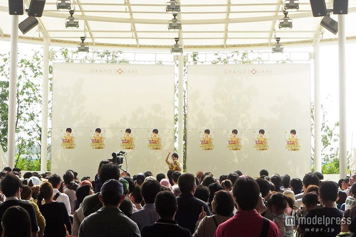 大勢のファンが訪れる/剛力彩芽