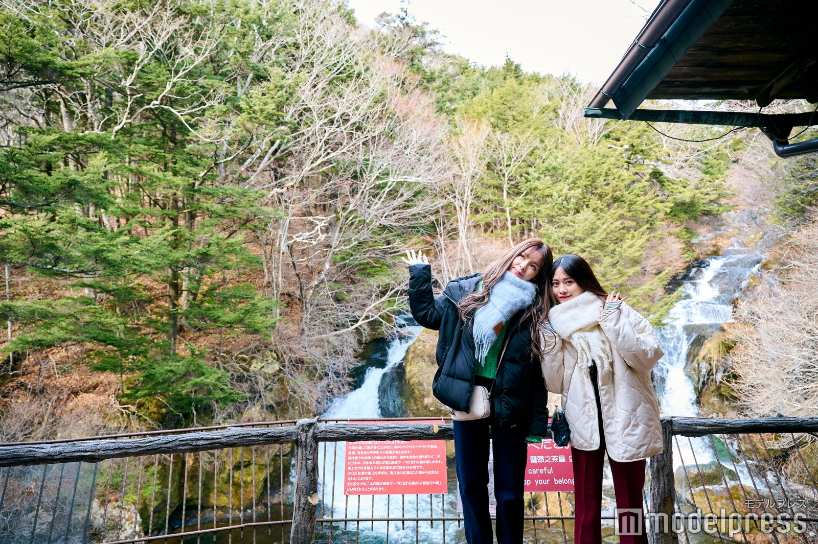 龍の頭に見えると噂の滝は迫力があって神秘的です（C）モデルプレス