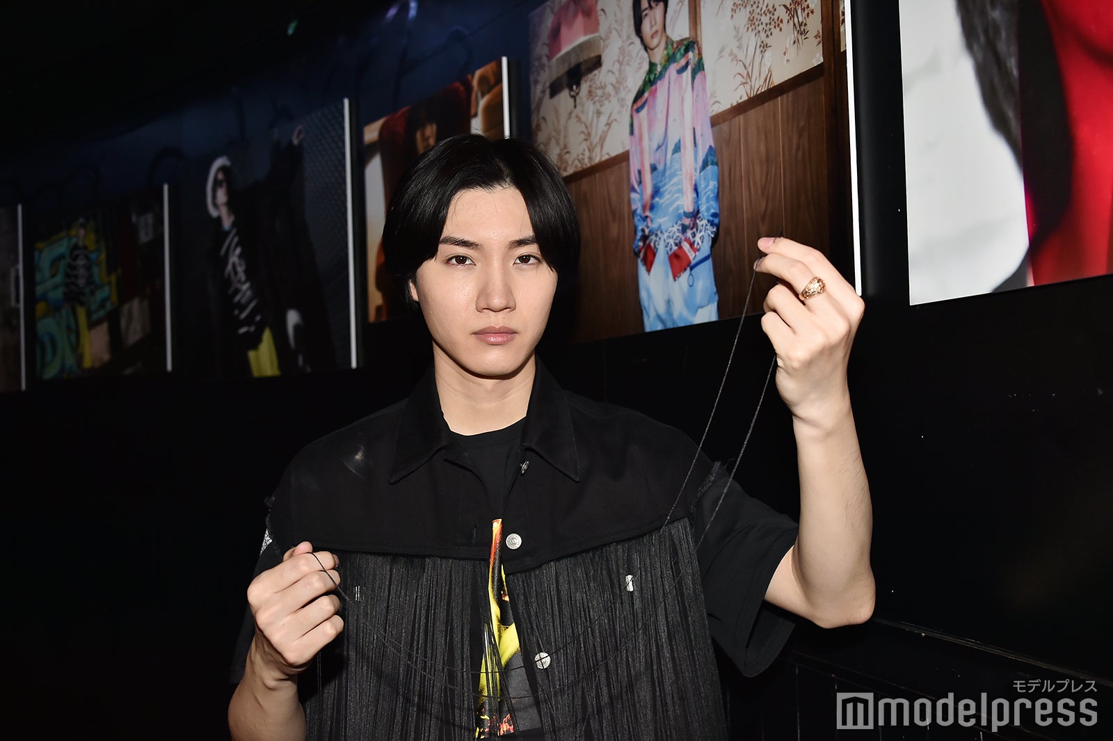 ライブ中にお気に入りの服の一部がちぎれてしまい、落ち込みを隠しきれない桜田通（C）モデルプレス