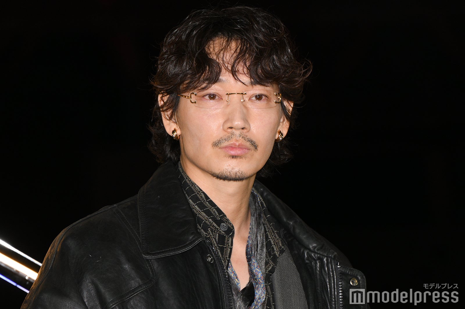 4A002 ファッション 最新！綾野剛さん カルティエ メガネ 眼鏡