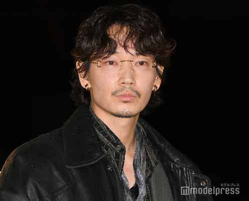 綾野剛、高級アクセサリー×古着の融合コーデ披露 大切にしている価値観も明かす【カルティエ「“TRINITY 100” セレブレーションパーティ」】