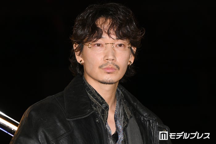綾野剛、高級アクセサリー×古着の融合コーデ披露 大切にしている価値観も明かす【カルティエ「“TRINITY 100” セレブレーションパーティ」】