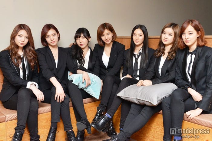 クリスマスの思い出を語ったAFTERSCHOOL(左から:カウン、リジ、レイナ、ジョンア、ナナ、イヨン、ジュヨン)