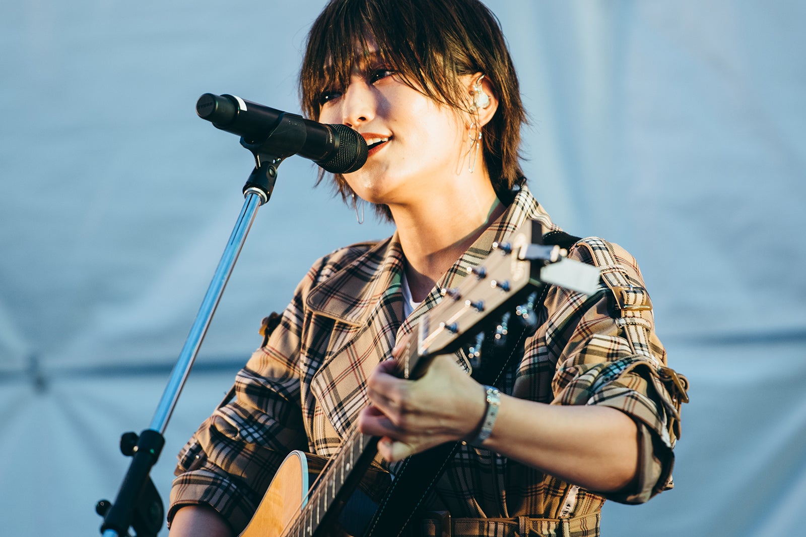 山本彩、小林武史とのライブで新曲初披露　3rdシングルタイトルも明らかに＜追憶の光＞