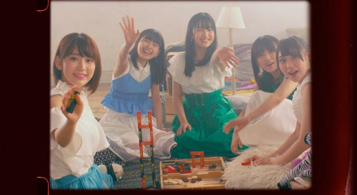 HKT48の10枚目のシングル「キスは待つしかないのでしょうか?」MVより(C)AKS