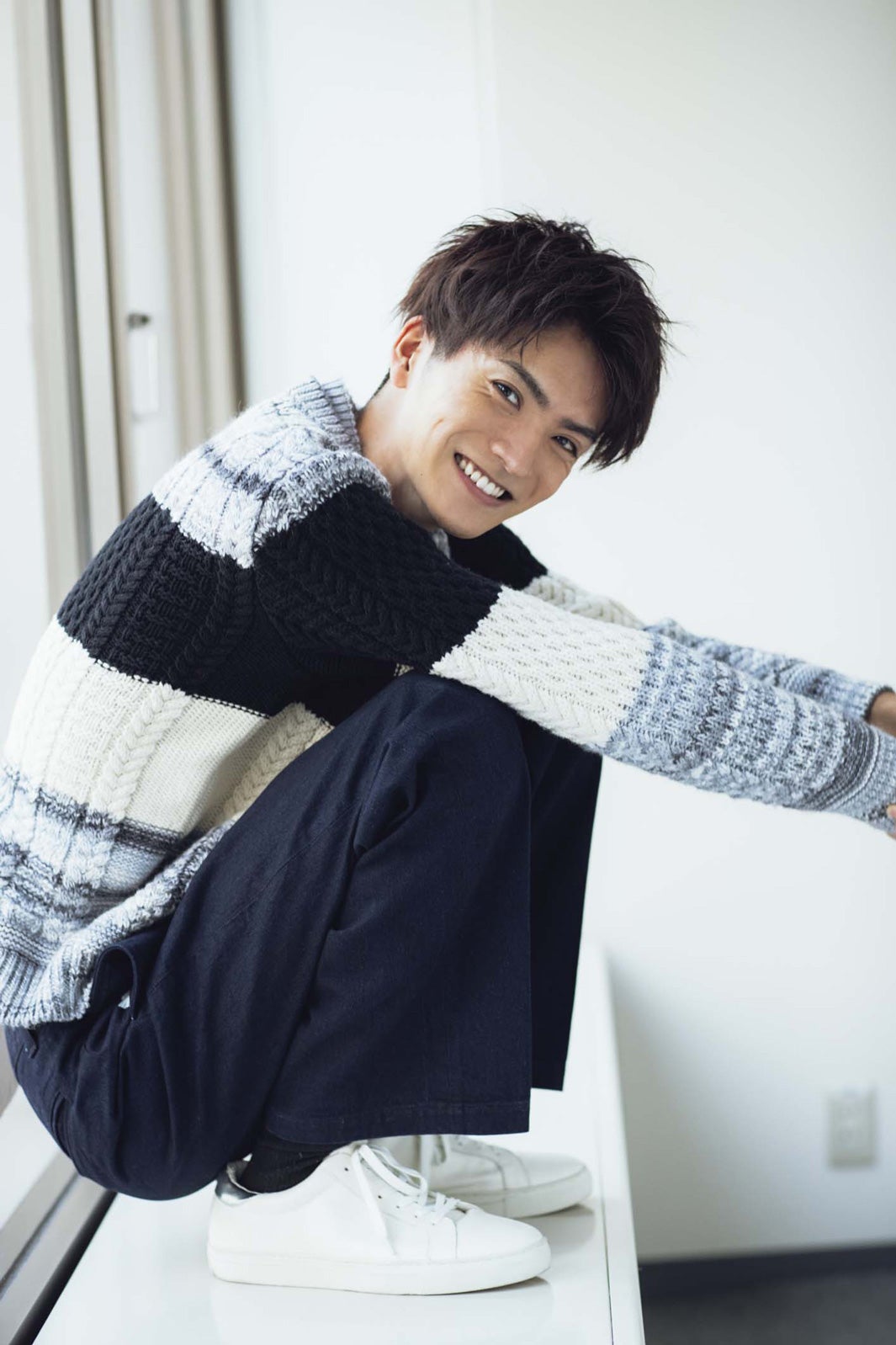 「山本涼介カレンダー2017.03-2018.04」より