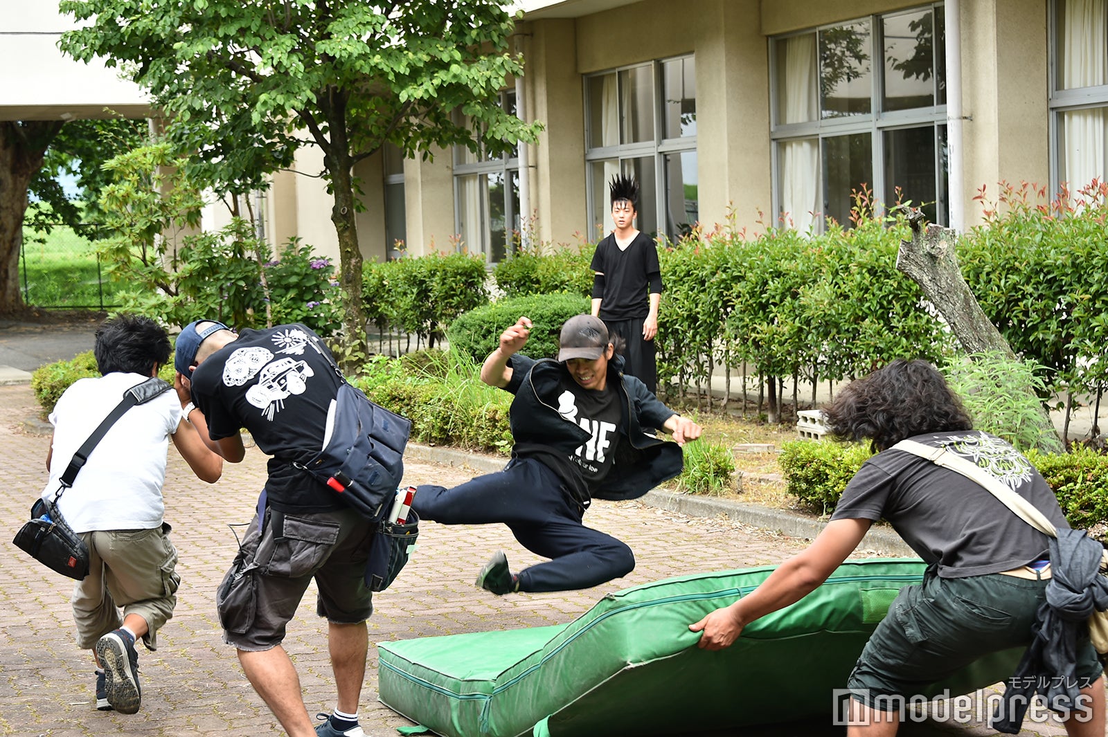 アクション指導を真剣に見つめる伊藤健太郎（C）モデルプレス