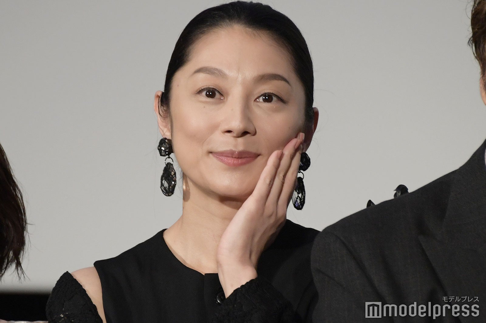 太宰ポーズをとる小池栄子（C）モデルプレス