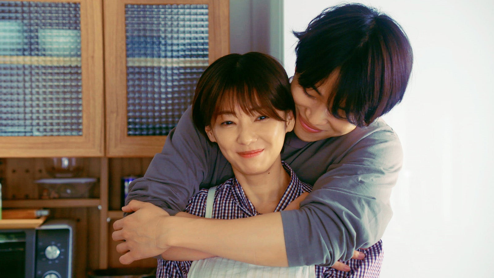 ＜隣の男はよく食べる 第2話＞麻紀、蒼太から突然ハグ 部屋で手料理振る舞う