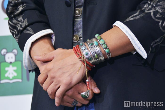 焼けた肌にシルバーアクセサリーじゃらづけがよく似合う!/AKIRA(C)モデルプレス