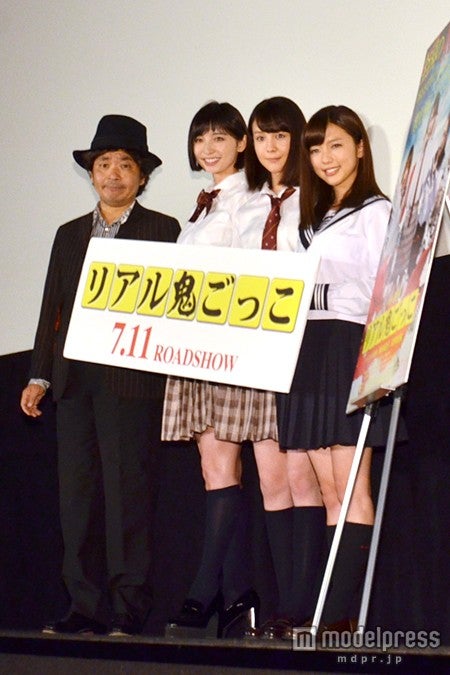 左から：園子温監督、篠田麻里子、トリンドル玲奈、真野恵里菜
