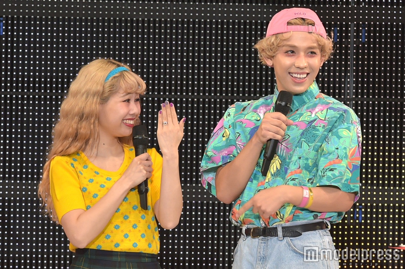 ぺこ、りゅうちぇる／指輪も披露（C）モデルプレス