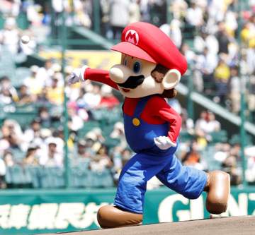 「マリオ 野球してたやろ笑」松坂大輔投手に似てる！？甲子園で始球式→タメが効いたフォームが美しいw「どこでもいい球投げてる」「中の人一緒なんかな」
