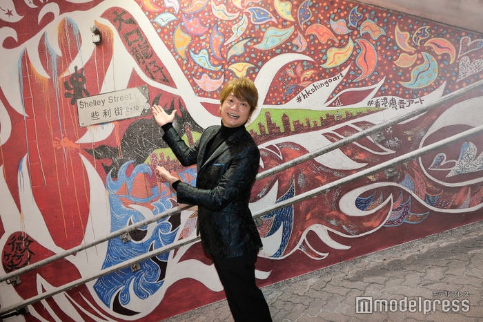 『大きなお口の龍の子(大口龍仔)』レプリカ前で記念撮影/香取慎吾 (C)モデルプレス