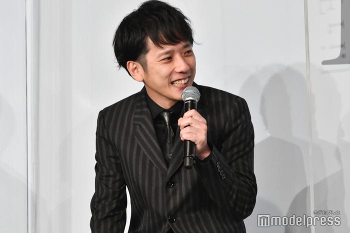 雪かきが嫌で部屋の隅に隠れていた二宮和也 (C)モデルプレス