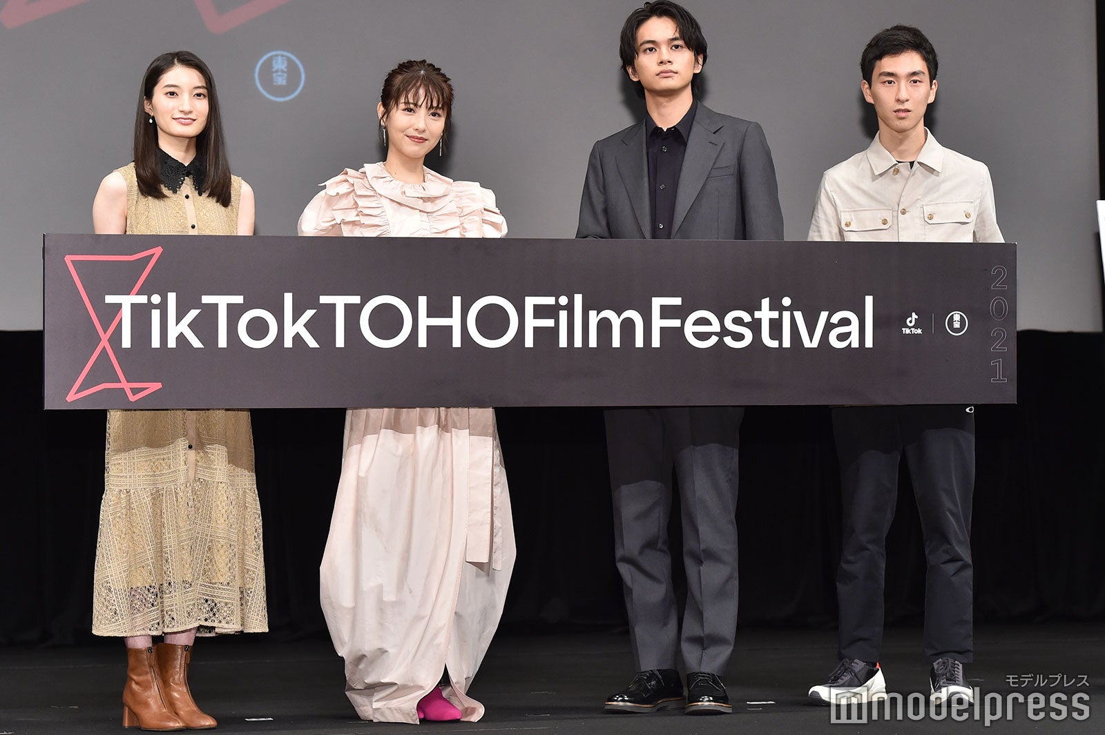 井上音生、浜辺美波、北村匠海、吉川啓太氏 （C）モデルプレス