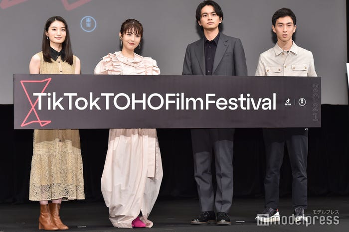 井上音生、浜辺美波、北村匠海、吉川啓太氏 (C)モデルプレス