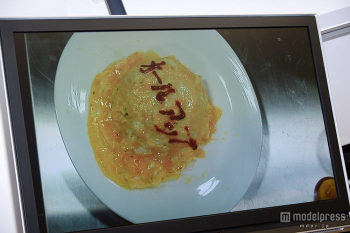 ケチャップで「オールアップ」の文字