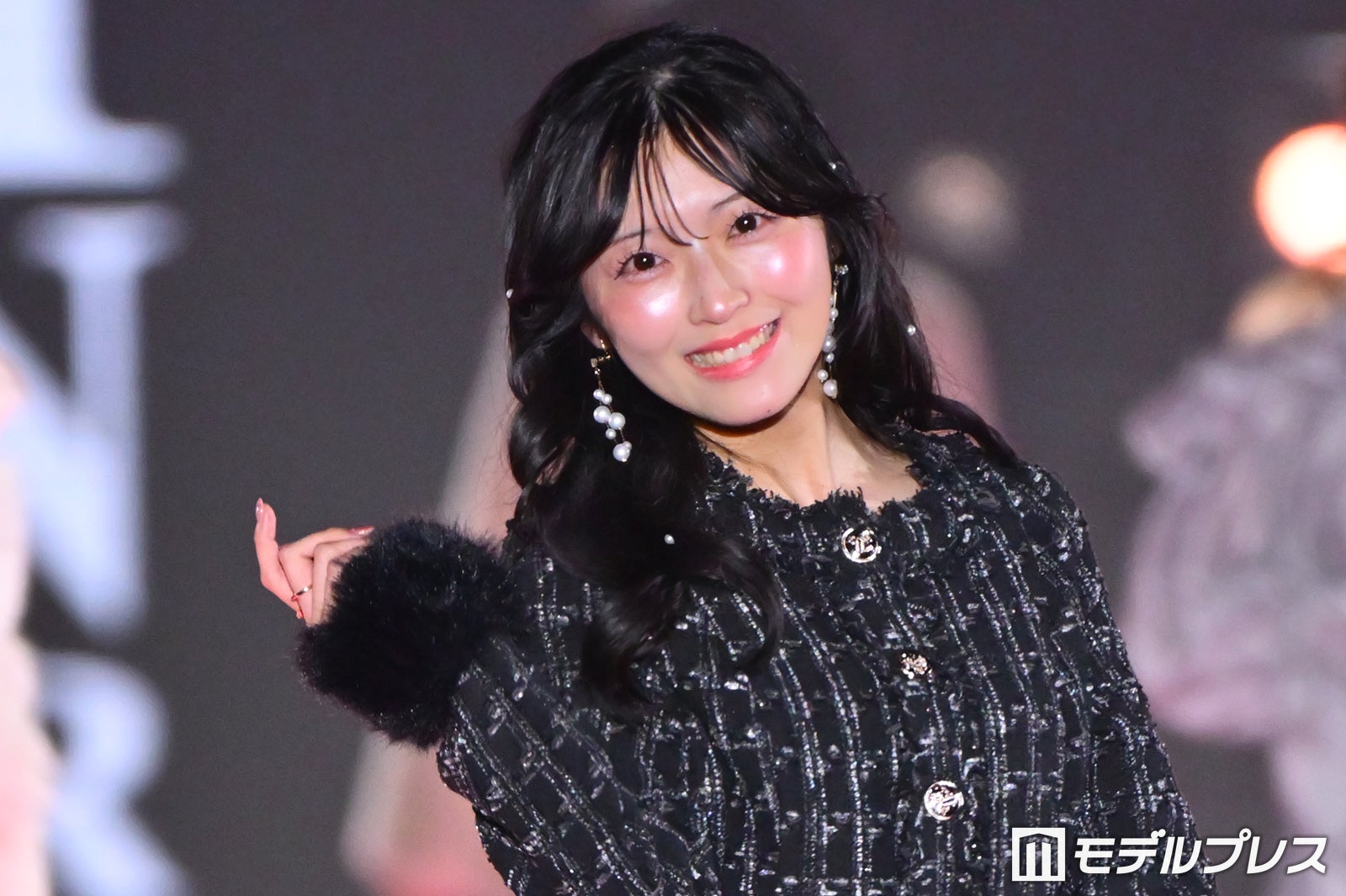 AKB48佐藤綺星、“美太もも”際立つ黒ツイードの上品ルック着こなし【関コレ2026A/W】
