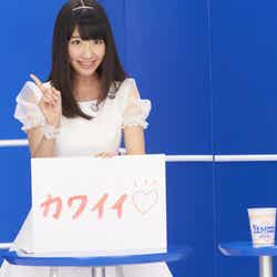 カップヌードルシーフードヌードルロボタイマーを宣伝する柏木由紀/新CM「柏木由紀の宣伝篇」より(C)AKS