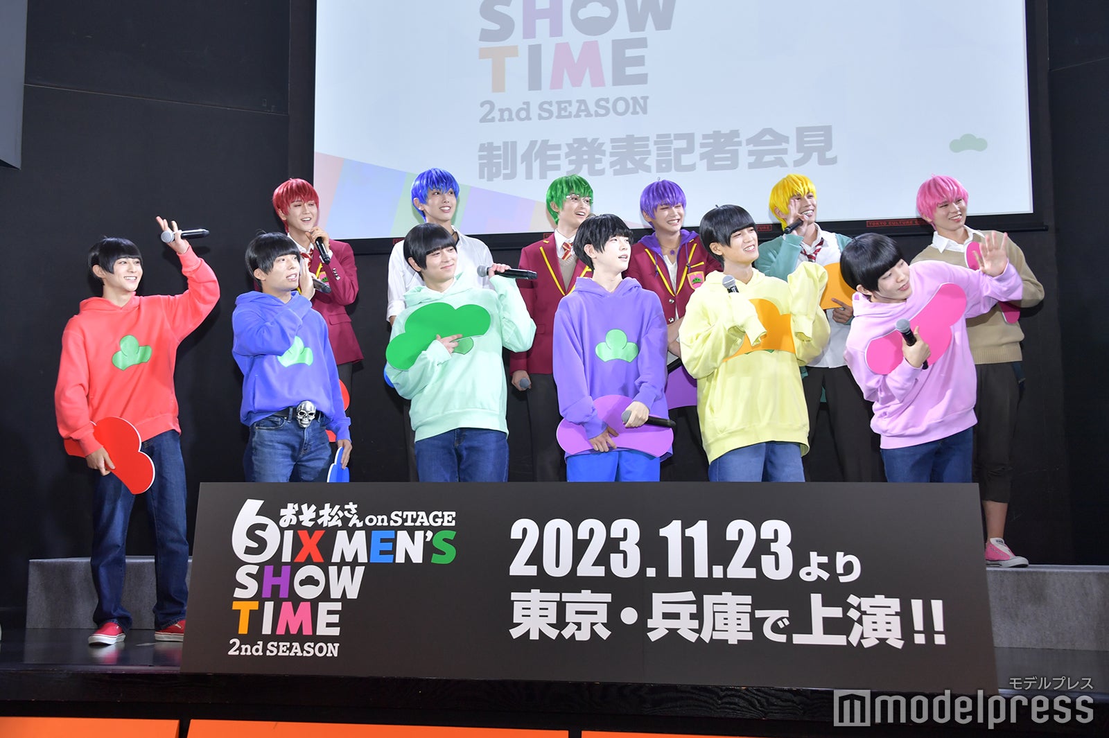 おそ松に手を振る新キャスト陣（C）モデルプレス