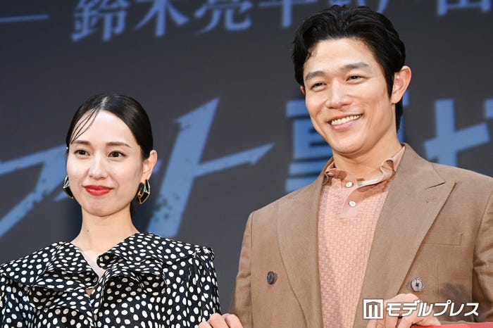 戸田恵梨香、鈴木亮平(C)モデルプレス