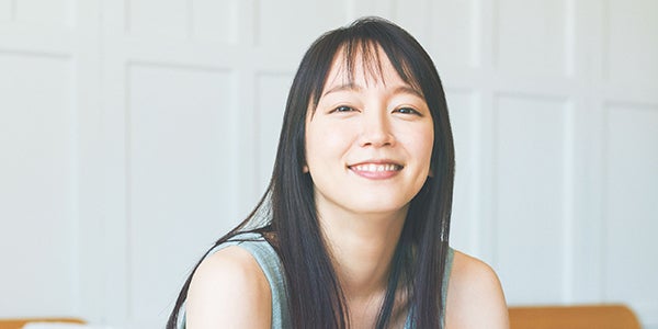 値下げ!宇賀なつみさん吉岡里帆さん写真Ｌサイズ 吉岡里帆、胸元チラリ Wアニバーサリー写真集「日日」アザー