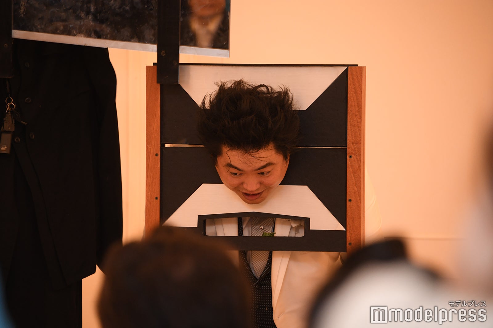 ギロチンマジックをかけられるへずまりゅう（C）モデルプレス