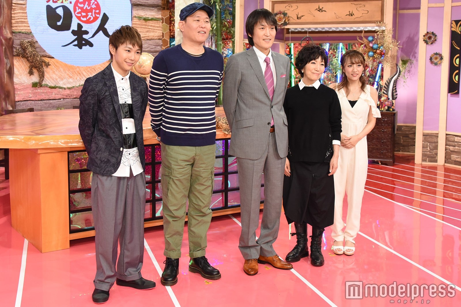 （左から）須賀健太、千原せいじ、千原ジュニア、森山良子、高橋みなみ（C）モデルプレス