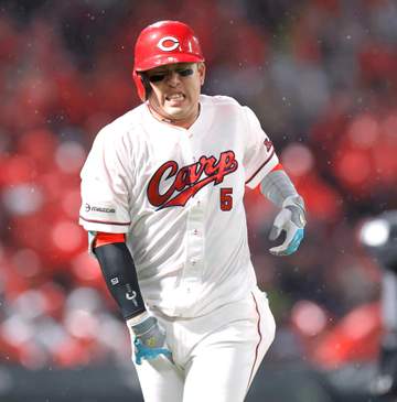 激痛の広島完封負け 小園が死球で途中交代→病院直行「痛いですけど、たぶん大丈夫」 打率＆得点数12球団ワースト