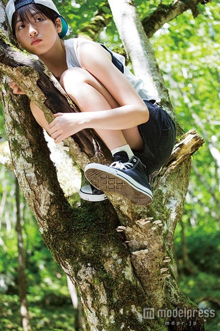 顔を汚しながらも山々を駆け巡る少年のような知英/画像提供:講談社