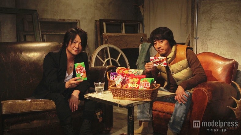 左から：TERU、山崎まさよし／「みんなに笑顔を届けたい。LIVE」篇より