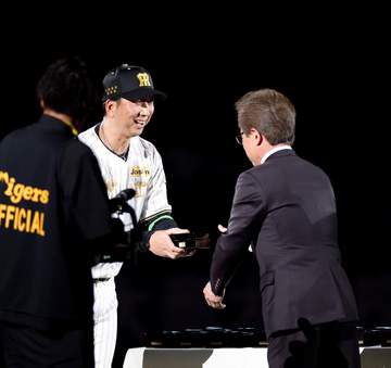 昨季リーグVの阪神がチャンピオンリングセレモニー 藤川監督からコーチ、選手らが受け取る 引退の原口氏もスーツ姿で登場