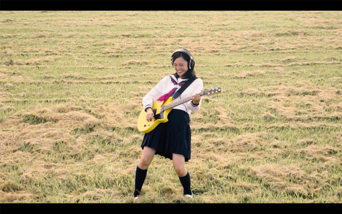ギターをかき鳴らす北村優衣