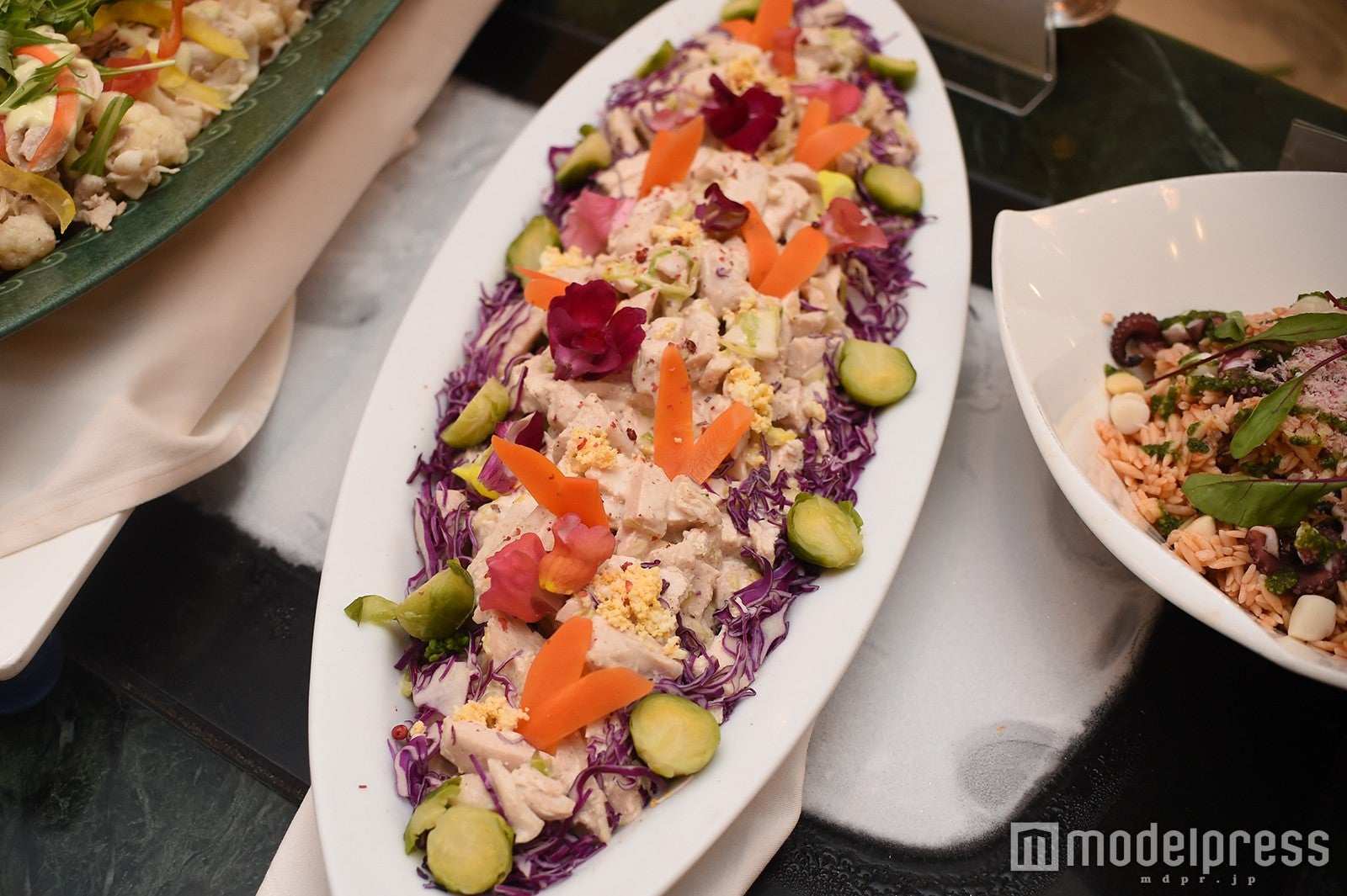 チキンとキャベツのサラダポルチーニソース（C）モデルプレス